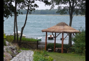 
											Wypoczynek nad jeziorem jacht żaglowy i jurta